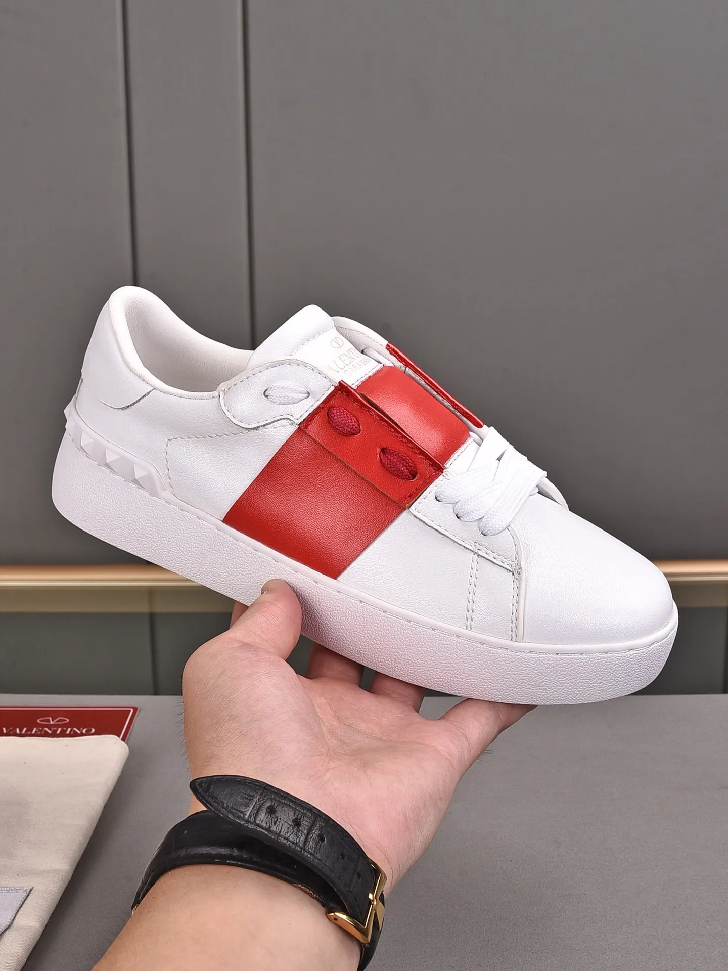 Men's shoes 440💰 (men and women couples) Valentino classic color matching series casual shoes. Made with heavy craftsmanship, good products pay attention to every detail. A must-have trendy item that can be worn all year round, it has been worn by many celebrities and Internet celebrities~~Imported cowhide surface, unique design concept, sheepskin lining, counter quality. Women’s clothing 35-40. Men’s clothing 39-44, 45-46 (returns and exchanges are not supported for custom-made items)